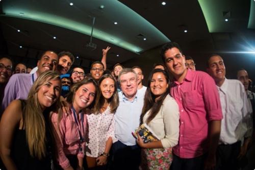 Thomaz Bach, com estudantes universitários, no Rio de Janeiro: dirigente do COI ressaltou o enorme legado que os Jogos 2016 deixarão para a capital fluminese e o país / Foto: Alex Ferro / Rio 2016