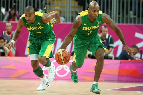 Larry Taylor (Brasil) conduz a bola pela quadra em Londres 2012 / Foto: Christian Petersen / Getty Images