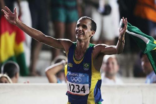 Vanderlei Cordeiro de Lima na chegada, ovacionado, ao estádio olímpico de Atenas 2004 / Foto: Andy Lyons / Getty Images