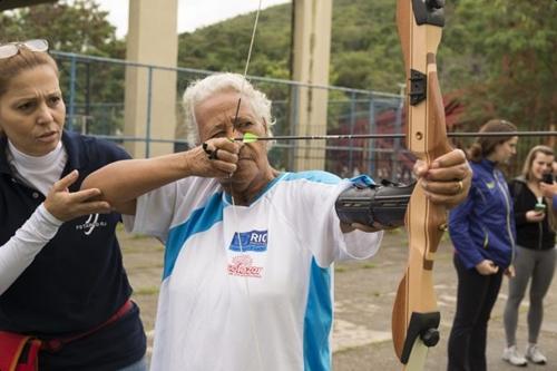 Dona Iguatemiza Sobreira, 80 anos, experimenta o tiro com arco na terceira edição do Festival Esportivo Transforma / Foto: Luciana Whitaker / Divulgação