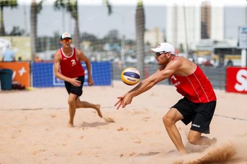 Competindo diante de sua torcida, a dupla holandesa formanda por Meeuwsen (à esquerda) e Brouwer poderá alcançar o inédito bicampeonato / Foto: Alexandre Schneider / Getty Images