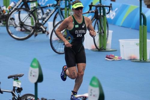 Brasileira terminou em quarto lugar na prova de natação mas não suportou o ritmo do ciclismo / Foto: Alaor Filho