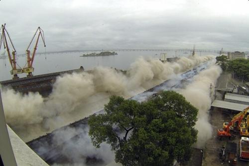 Implosão do primeiro trecho do Elevado da Perimetral, entre a Avenida Professor Pereira Reis e a Rua Silvino Montenegro / Foto: J.P.Engelbrecht