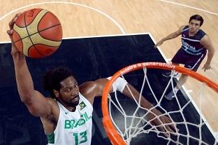 Em Londres 2012, o Brasil do pivô Nenê caiu nas quartas de final para a Argentina. Foto: Getty Images