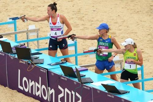 A brasileira Yane Marques (ao centro) enfrenta a britânica Samantha Murray (à esquerda) e a lituana Laura Asadauskaite para ficar com a medalha de bronze em Londres 2012 / Foto: Alex Livesey / Getty Images