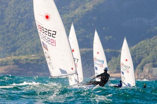 Na Regata Internacional do Rio de 2015, os barcos da classe Laser deram um apertivo do que será visto nos Jogos Olímpicos / Foto: Alex Ferro / Rio 2016