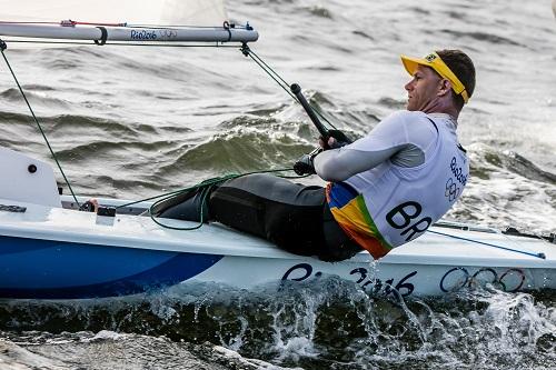 Em busca do inédiro tricampeonato olímpico, velejador brasileiro enfrenta dificuldades na primeira regata desta segunda-feira, mas se recupera, vence a segunda prova e se mantém entre os melhores / Foto: ©Sailing Energy / World Sailing