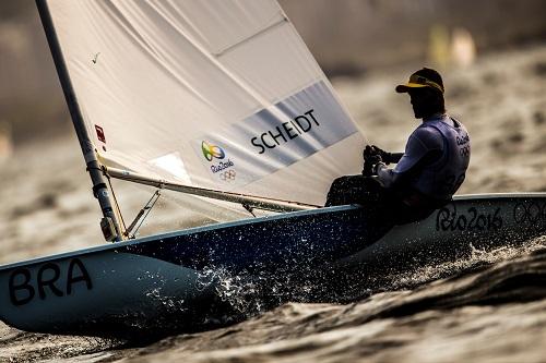 Após enfrentar dificuldades na primeira prova desta terça-feira (9), bicampeão olímpico consegue o quarto lugar na segunda prova do dia e ocupa a oitava posição na classificação geral / Foto: ©Sailing Energy / World Sailing