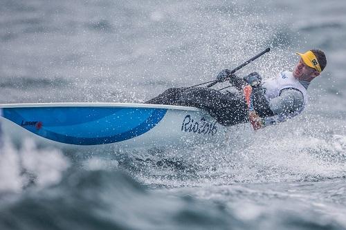 Bicampeão olímpico faz um quarto e um quinto lugares nas regatas desta sexta-feira (12) e segue mais vivo que nunca na luta pela sexta medalha em Jogos Olímpicos / Foto: ©Sailing Energy / World Sailing