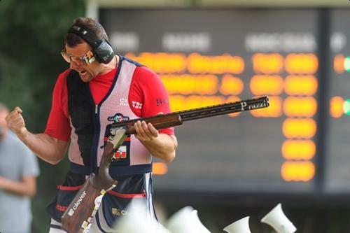 David Kostelecky, da República Tcheca, comemora o ouro e a classificação do seu país para os Jogos Rio 2016 / Foto: ISSF / Nicolo Zangirolami