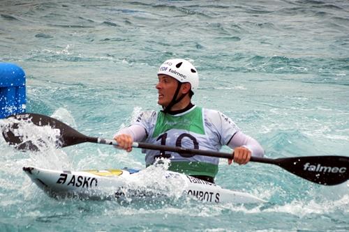 Atleta se esforça para completar circuito olímpico de slalom / Foto: Esporte Alternativo