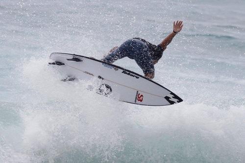 Após período de altas ondas no Hawaii com o campeão mundial Mineirinho, catarinense Lucas Vicente volta afiado e dá em sua terra natal o primeiro passo em busca do único título juvenil que lhe falta conquistar no Brasil / Foto: Basílio Ruy