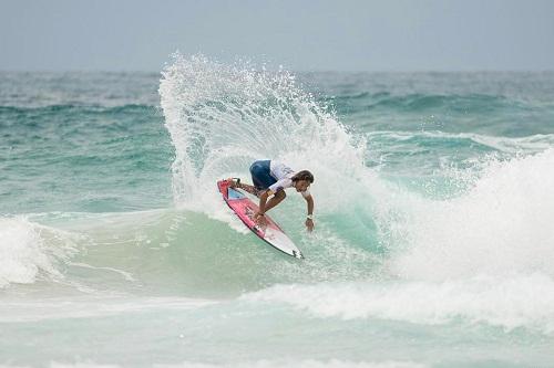 Segundo colocado na etapa de Búzios do Rip Curl Grom Search, Lucas Vicente vai para a meca do surf mundial treinar visando última etapa do torneio no qual lidera / Foto: Fidel Dantas