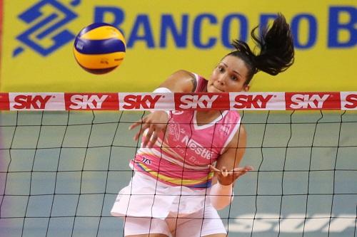 O time de Osasco ganhou a primeira partida do confronto por 3 sets a 0 com grande atuação de Camila Brait, eleita melhor em quadra. Tandara foi a maior pontuadora, com 17 acertos / Foto: João Neto/Fotojump