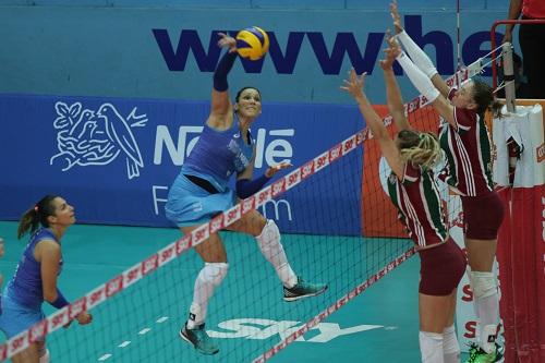 O time comandado pelo técnico Luizomar garantiu a segunda vitória no confronto de quartas de final e está entre os quatro melhores da competição. Nati Martins foi eleita a melhor em quadra / Foto: João Neto/Fotojump