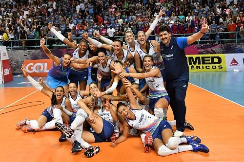 O time de Osasco derrotou o Dentil/Praia Clube pela terceira vez consecutiva, para festa da sua grande torcida, e aguarda na decisão o vitorioso entre Rexona-Sesc e Camponesa/Minas/ Foto: João Pires/Fotojump