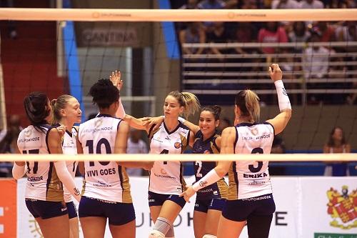 Equipe de José Roberto Guimarães vence o BRH-Sulflex/Clube Curitibano (PR) e garante vaga na elite do vôlei nacional na próxima temporada / Foto: Cinara Piccolo/Photo&Grafia