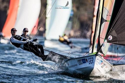 À direita, o velejador alemão que foi internado com sérias infecções na pela / Foto: Pedro Martinez / Sailing Energy