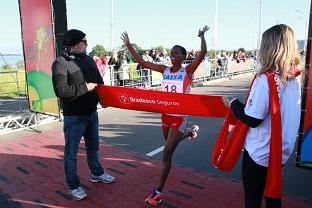 Queniano Willian  Kibor e tanzaniana Angelina Tsere vencem nas elites masculina e feminina. Equipe Bradesco Seguros coloca quatro atletas no pódio / Foto: Luis Ventura