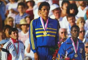 Joaquim Cruz, com a medalha de ouro em Los Angeles, com Sebastian Coe à esquerda e o Earl Jones à direita / Foto: Arquivo