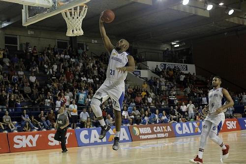 Jogando em casa, pinheirenses superaram os cariocas em jogo disputadíssimo pela NBB / Foto: Daniel Vorley