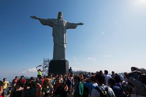 A medida pode gerar um aumento de até 20% no fluxo de turistas, ou seja, um acréscimo aproximado de 75 mil estrangeiros e uma injeção de US$ 80 milhões na economia brasileira / Foto: Getty Images