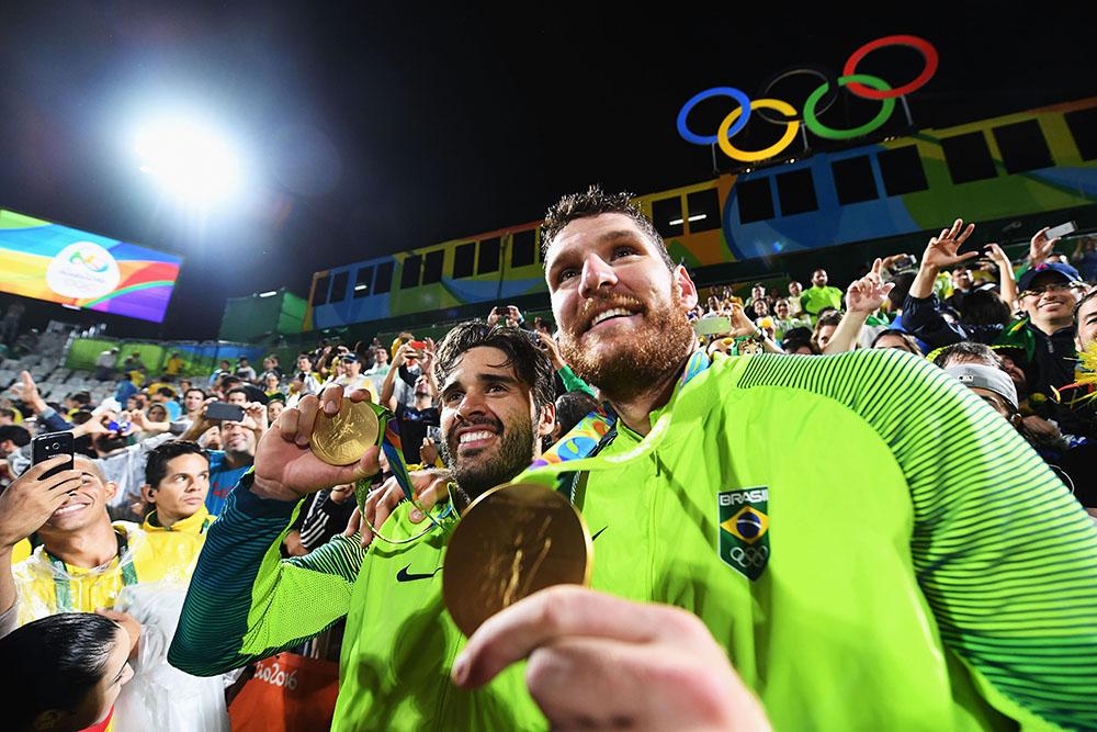 Brasileiros comemoram ao lado da torcida / Foto: Quinn Rooney/Getty Images