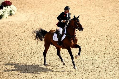 Aos 58 anos, Nick Skelton derrotou o sueco Peder Fredricson após série de desempate / Foto: Mark Kolbe/Getty Images