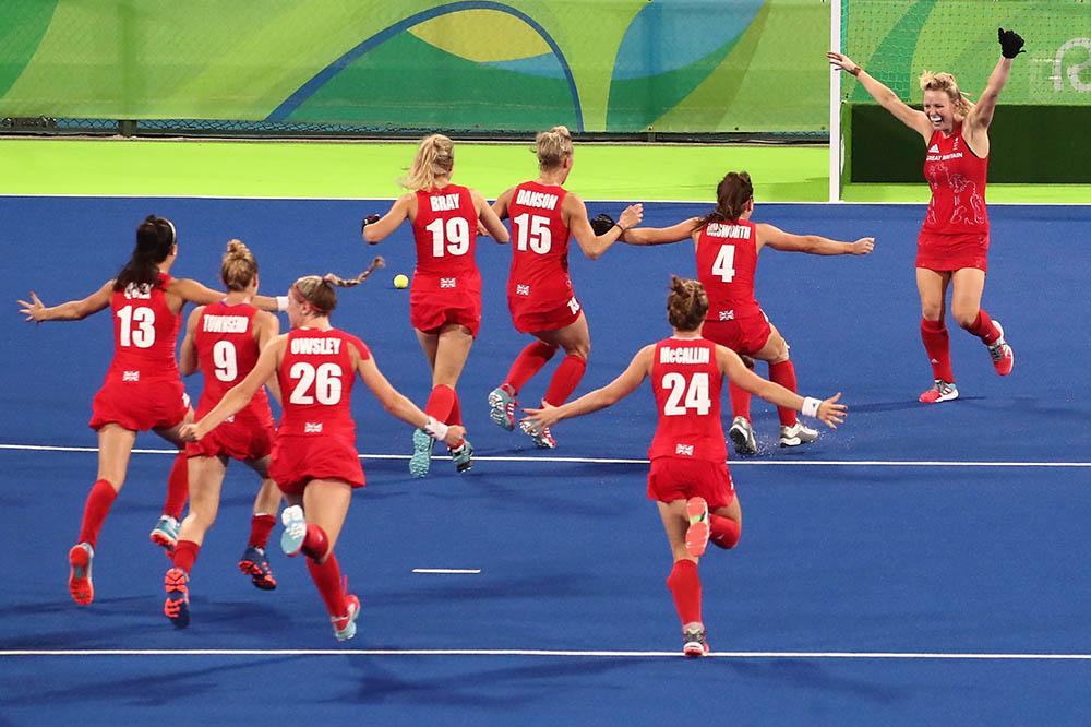 Na disputa de pênaltis, as britânicas Helen Richardson-Walsh e Hollie Webb foram as únicas a marcar, assegurando o título / Foto: Mark Kolbe/Getty Images