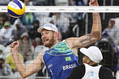 Brasileiro caiu de mau jeito durante vitória sobre os italianos Carambula e Ranghieri / Foto: Marcelo Pereira/Exemplus/COB