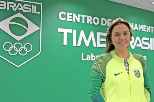 Além das dicas de prevenção ao câncer de mama, mote da campanha mundial, a médica realizou exames de rotina, com o objetivo de contribuir para a melhor performance das mulheres no campo de jogo / Foto: Rafael Bello/COB