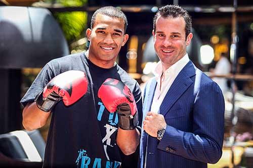 Esquiva Falcão e Todd DuBoef na coletiva de imprensa sobre o contratação do atleta pela Top Rank / Foto: Gaspar Nóbrega