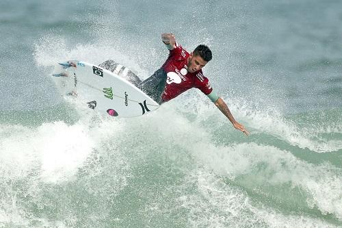 Surfistas brasileiros comemoram inclusão do esporte no programa Olímpico carregando a tocha do Rio 2016 / Foto: Matthew Stockman/Getty Images