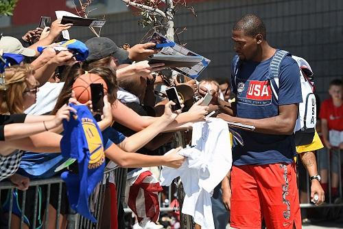 Favoritos ao ouro, jogadores da NBA se divertem fora das quadras e compartilham situações inusitadas com os fãs através da internet / Foto: Ethan Miller/Getty Images