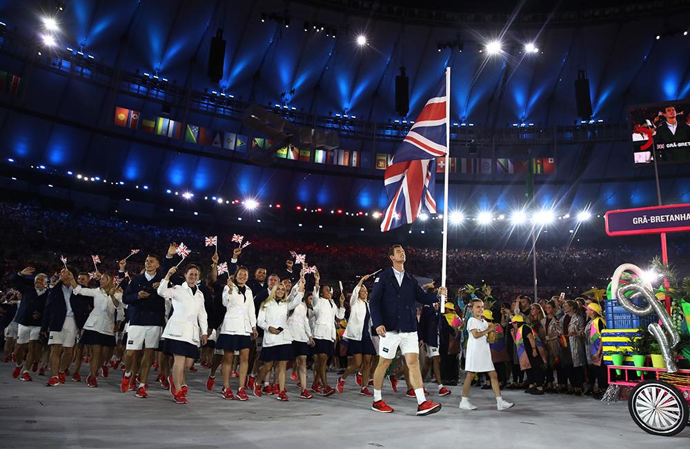 Andy Murray carrega a bandeira da Grã-Bretanha durante a cerimônia de abertura  / Foto: Cameron Spencer/Getty Images