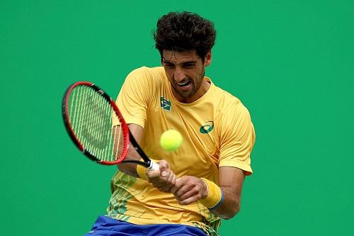 Embora tenha sido empurrado pela galera, brasileiro nem precisou, já que o alemão Dustin Brown deixou a partida lesionado / Foto: Cameron Spencer/Getty Images