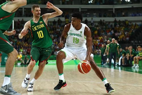 Seleção chegou a estar perdendo por 29 pontos, reduziu desvantagem para seis, mas não conseguiu a virada / Foto: Elsa/Getty Images