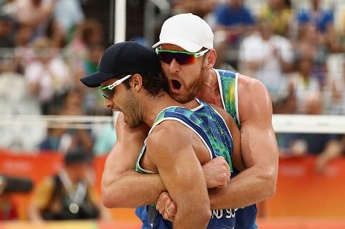 Dupla espera pelo vencedor da semifinal entre os italianos Nicolai e Lupo e os russos Krasilnikov e Semenov / Foto: Ezra Shaw/Getty Images