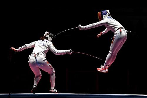 Equipe europeia devolveu derrota na decisão do último Mundial e venceu na espada feminina / Foto: Laurence Griffiths/Getty Images