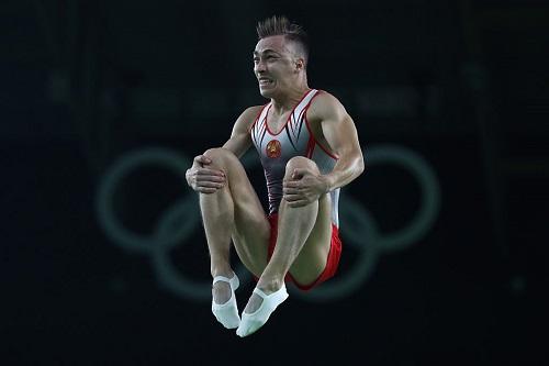 Vice-campeão mundial, Uladzislau Hancharou foi ao pódio com favoritos Dong Dong e Lei Gao / Foto: Julian Finney/Getty Images