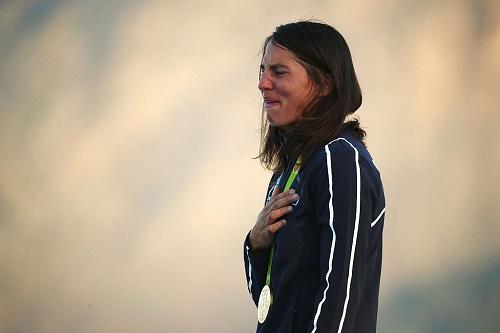 Charlene Picon iniciou regata da medalha em sexto e saiu com o título na RS:X – Dorian Van Rissjselberghe, dos Países Baixos, leva o bi no masculino / Foto: Mark Kolbe/Getty Images