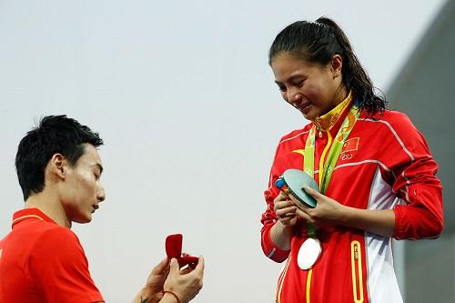 Minutos após subir ao pódio do trampolim 3m, Zi He foi pedida em casamento pelo também saltador Kai Qin / Foto: Clive Rose/Getty Images