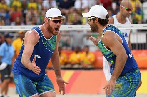 Brasileiros derrotaram americanos Dalhausser e Lucena e estão na disputa por medalhas / Foto: Matthias Hangst/Getty Images