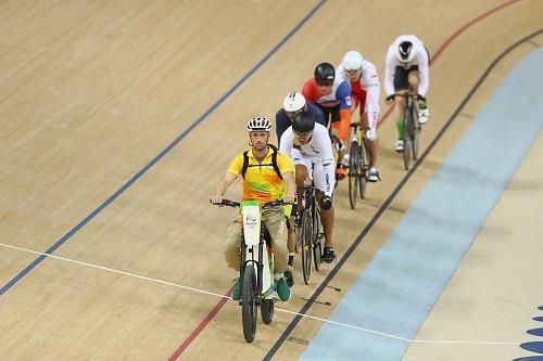 Compenetrado, Ivo Siebert controla os ciclistas antes de liberá-los para as duas voltas e meias finais da prova de Keirin / Foto: Ryan Pierse/Getty Images