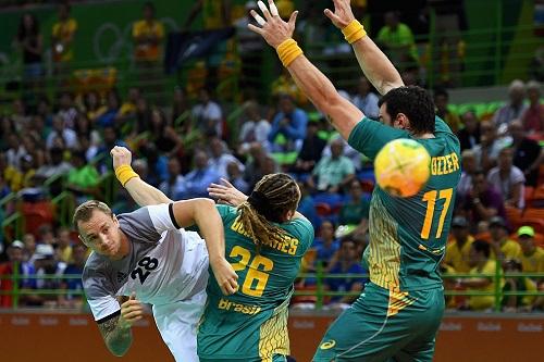 Partida foi acirrada e franceses só abriram vantagem no final para vencer por 34 a 27 / Foto: Laurence Griffiths/Getty Images