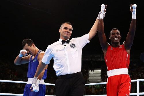 Pugilista derrotou cazaque Adilbek Niyazymbetov por pontos na decisão / Foto: Ryan Pierse/Getty Images