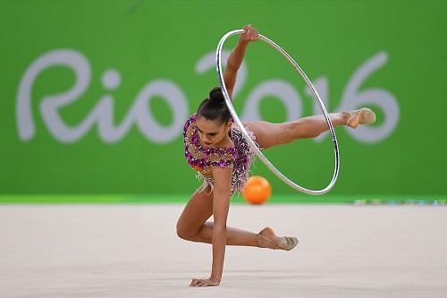 País levou ouro e prata na prova individual geral com Margarita Mamun e Yana Kudryatseva / Foto: Laurence Griffiths/Getty Images