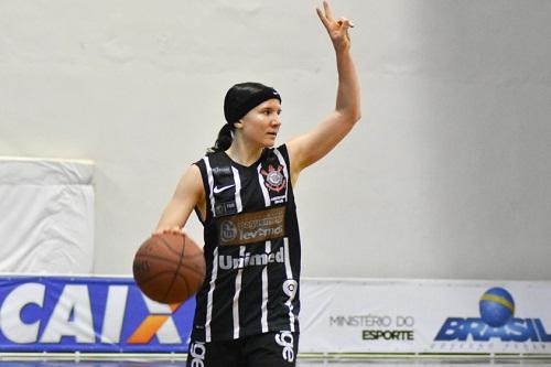 A armadora do Corinthians/Pague Menos/Americana que já chegou a ser chamada de “Messi do basquete" / Foto: Pamela Wimo e Reprodução/Facebook