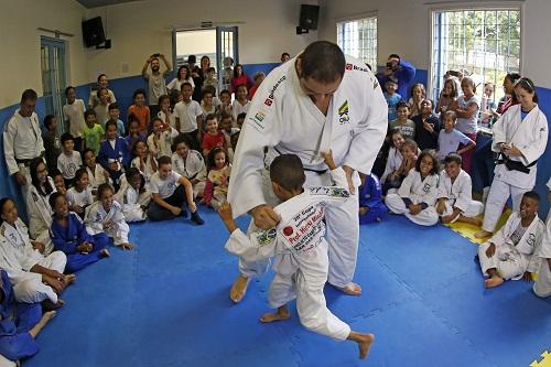 Rafael “Baby” Silva, Eric Takabatake e Rafael Buzacarini passarão uma tarde com cerca de 150 crianças do Projeto Judô Cidadão no dia 6 de abril / Foto: Divulgação