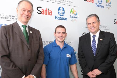 Campeão olímpico nas argolas, o ginasta Arthur Zanetti posa entre os presidentes do Rio 2016™ e da BRF / Foto: Gianne Carvalho